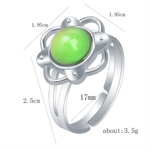 Technical drawing showing measurements and weight for the vintage floral gemstone ring