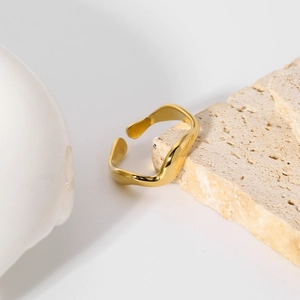 Dettaglio macro dell'anello regolabile a onde in acciaio inossidabile placcato oro 18K