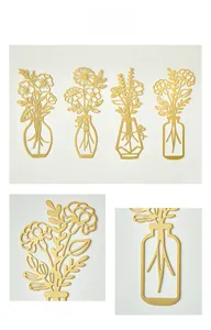 Set di quattro decorazioni murali in metallo dorato con vasi floreali in stile minimale