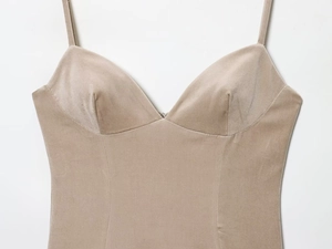 Détail d'une robe nuisette en velours marron clair avec de fines bretelles et col en V