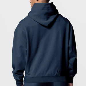 Vue arrière du sweat à capuche bleu marine montrant les poignets côtelés et le polaire