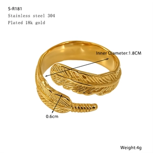 Dettaglio macro dell'anello a piuma in acciaio inossidabile placcato oro 18k regolabile