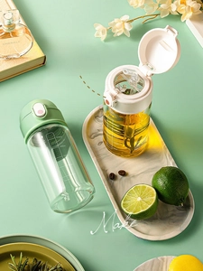 Detail der 250ml Glas Trinkflasche mit Strohhalm, Skala und praktischem Klick-Verschluss