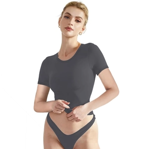 Ensemble t-shirt cintré gris foncé à manches courtes et string pour femme