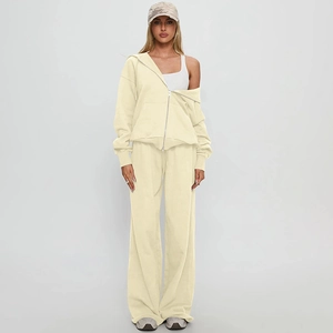 Détails du tissu en coton tricoté crème de l'ensemble loungewear avec sweat à capuche et pantalon