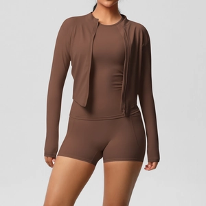 Détails de l'ensemble de yoga marron chocolat avec veste zippée et short élastique
