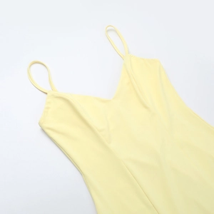 Détail de la robe maxi jaune clair dos nu montrant le tissu lisse et la taille mince