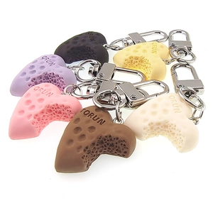 Portachiavi a forma di cuore di cioccolato colorato in resina con ganci metallici