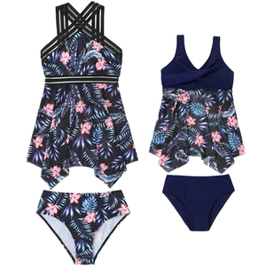 Dettaglio dei completi tankini madre-figlia con stampe di foglie di palma tropicali