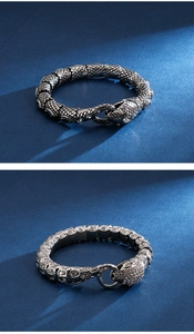 Makroaufnahme von Schlangenarmbändern aus Edelstahl mit Vintage-Textur und Kristallbesatz