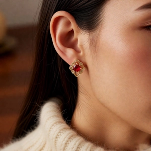 Vue macro détaillée de boucles d'oreilles vintage en or avec un rubis rouge facetté