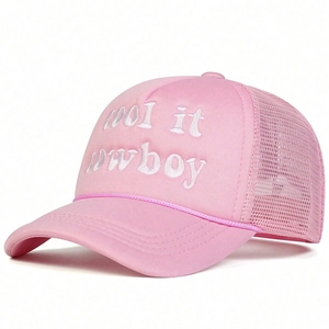Cappello trucker rosa con ricamo Cool it cowboy e rete traspirante vista da 45 gradi