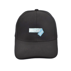 Detailansicht der blauen geometrischen Stickerei mit weißem Text auf schwarzer Baumwollkappe