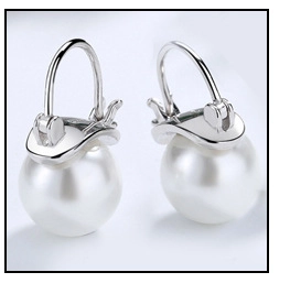 Detail view of S925 silver stud earrings with 18k gold plating and white round pearls