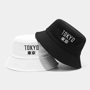 Cappelli a secchiello in cotone bianco e nero con ricamo TOKYO e design minimalista