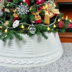 Détail du tapis de sapin de Noël blanc en tricot torsadé avec une texture douce