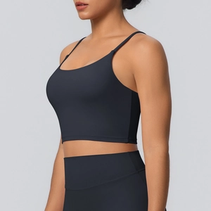 Vue latérale du soutien-gorge de yoga noir sans couture avec bretelles fines et legging