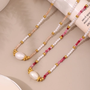 Elegante collana di perle e pietre naturali rosa con perle dorate in luce soffusa