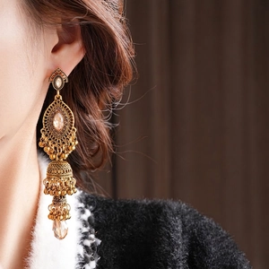 Boucles d'oreilles Jhumka dorées vintage avec cristaux ambre et pampilles à cloches