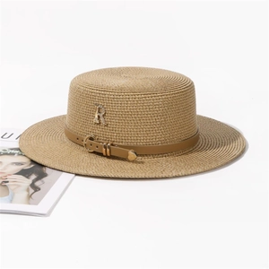 Chapeau de paille plat avec lettre R en strass et ceinture en cuir pour la plage