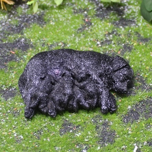 Miniatur schwarze Hundefigur mit Welpen auf Moos für Gartenlandschaft Dekoration