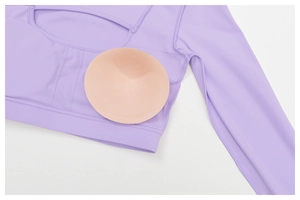 Détails du haut de yoga lavande avec découpe au dos et coussinets de poitrine taille XS