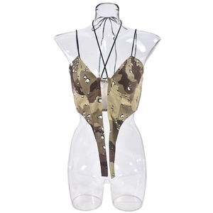 Détail du crop top licou camouflage avec ourlet en pointe et cordon de serrage sur mannequin