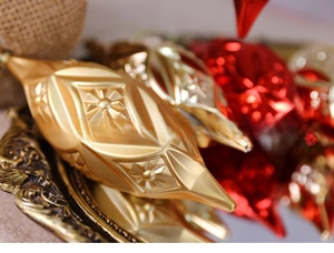 Gros plan de pendentifs de Noël dorés en forme de glaçons avec relief étoilé