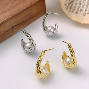 Orecchini a perno con perle a trama irregolare in oro e argento con perno in argento S925