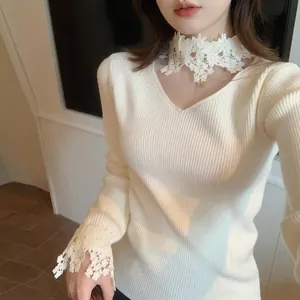 Pull en maille blanc ajusté à col en V avec dentelle élégante sur le col et les poignets