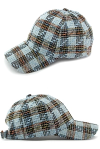 Detail van tweed ruitjes baseballpet met veelkleurige textuur en metalen verstelbare gesp