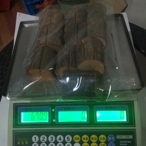 Bulk pack of 10 wooden base photo holders on a digital scale showing 670.9g weight
