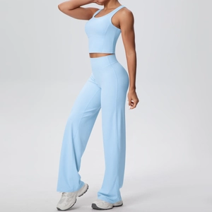 Completo yoga celeste con canotta sportiva aderente e pantaloni larghi a vita alta