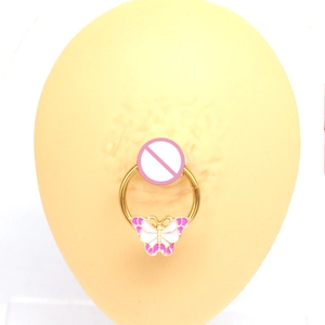 Gros plan détaillé d'un anneau de mamelon doré avec pendentif papillon en émail coloré