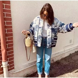 Style urbain d'une veste matelassée à motifs bleu et blanc portée avec un jean en denim