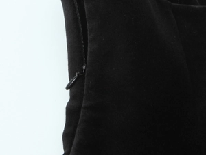 Détail du zip invisible sur robe en velours noir montrant la qualité de couture précise