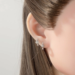 Boucles d'oreilles flocon de neige en argent avec zircons pour un look élégant et raffiné