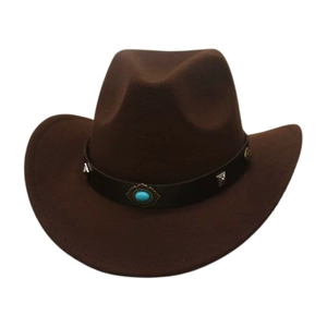 Détail du chapeau de cow-boy en suédine marron avec pierre turquoise et clous en argent