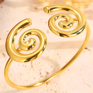 Brazalete abierto de acero de titanio dorado con diseño único de espiral retorcida
