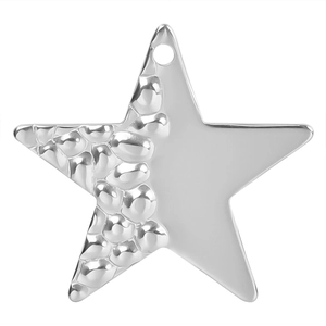 Gros plan détaillé d'un pendentif étoile en acier inoxydable argenté pour bijoux DIY