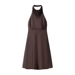 Detailansicht der gerafften Taille und des Satinglanzes an diesem braunen Neckholder-Kleid