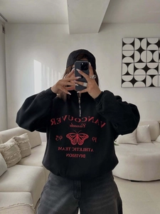 Sweat vintage noir à col montant avec demi-fermeture éclair et imprimé papillon rouge