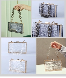 Detailansicht der Acryl-Abendtasche mit Wasserwellen-Textur und dickem Gliederkettengriff