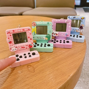 Portachiavi mini console giochi retrò nei colori rosa, verde, viola e blu