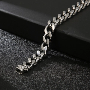 Bracelet gourmette pour homme en acier inoxydable argenté sur boîte cadeau noire
