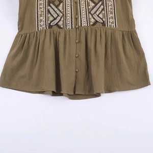 Chemise vert olive en coton et lin avec broderies vintage et boutons sur le devant