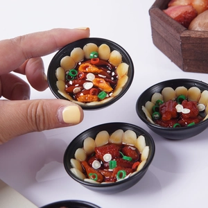 Portachiavi in miniatura con stufato di pollo cinese e dettagli di cibo realistici