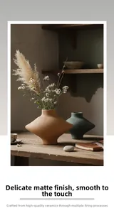Gros plan sur un vase géométrique en céramique à texture mate et tons terreux