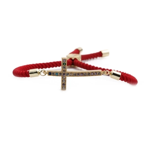 Bracelet tressé rouge tendance avec croix dorée sertie de zircons pour femmes