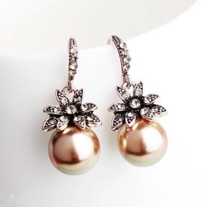 Vintage Flower Artificial Pearl Dangle Earrings For Women Retro Copper Alloy Rhinestone Floral Drop Ear Jewelry Elegant Accessory